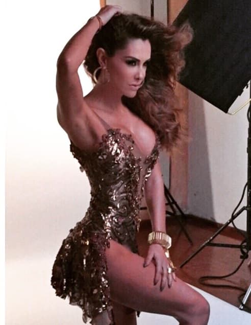 Gracias a su disciplina se ha puesto de nuevo muy 'mamacita' y ha regresado con todo para posar frente a las cámaras.