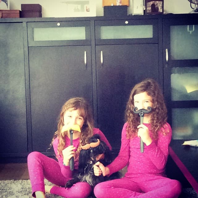 Mía es su mejor confidente a la hora de actuar y jugar.