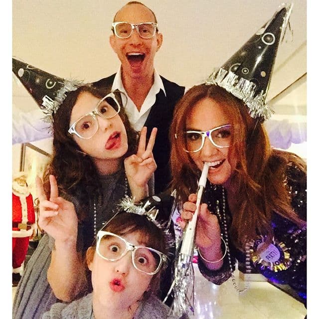 Eric Rubín, Andrea Legarreta y Mía Rubín están orgullosos de los logros de la pequeña Nina.