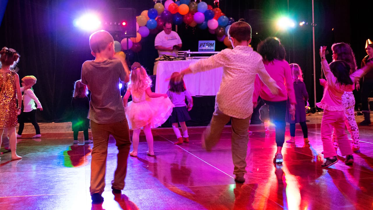 El 
<a href="https://www.univision.com/local/houston-kxln/abre-sus-puertas-el-espectacular-festival-de-luces-navidenas-del-moody-gardens-en-galveston">Moody Gardens</a> en Galveston cuenta con más de 100 exhibiciones de luces animadas con música navideña que toda la familia puede disfrutar bailando.