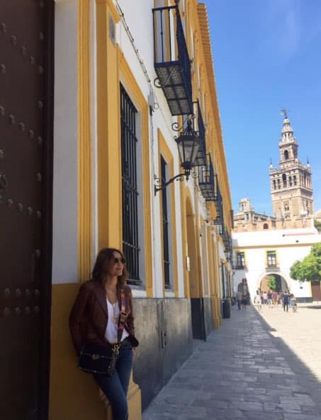Karla Martínez viajó a Sevilla para ser parte de esta transmisión especial de Semana Santa.