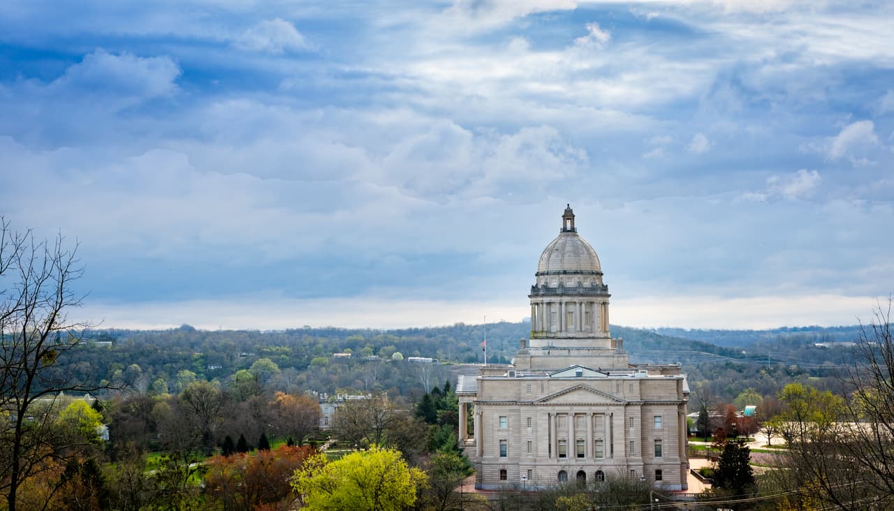 <h3 class="cms-H3-H3">4. Kentucky</h3>
<br>
<br>🚧 
<b>Ofertas de trabajo para mayo de 2022: </b>8.0%
<br>
<br>🚧 
<b>Tasa de desempleo para mayo de 2022: </b>3.8%
<br>
<br>🚧
<b> Aumento de ofertas laborales con respecto al año anterior: </b>+9.8%
<br>
<br>🚧 
<b>Fuerza laboral: </b>2,064,679 personas.
<br>