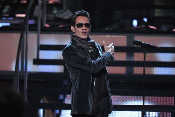 Con ese porte le demuestra al mundo entero que es el amo y señor de la salsa.