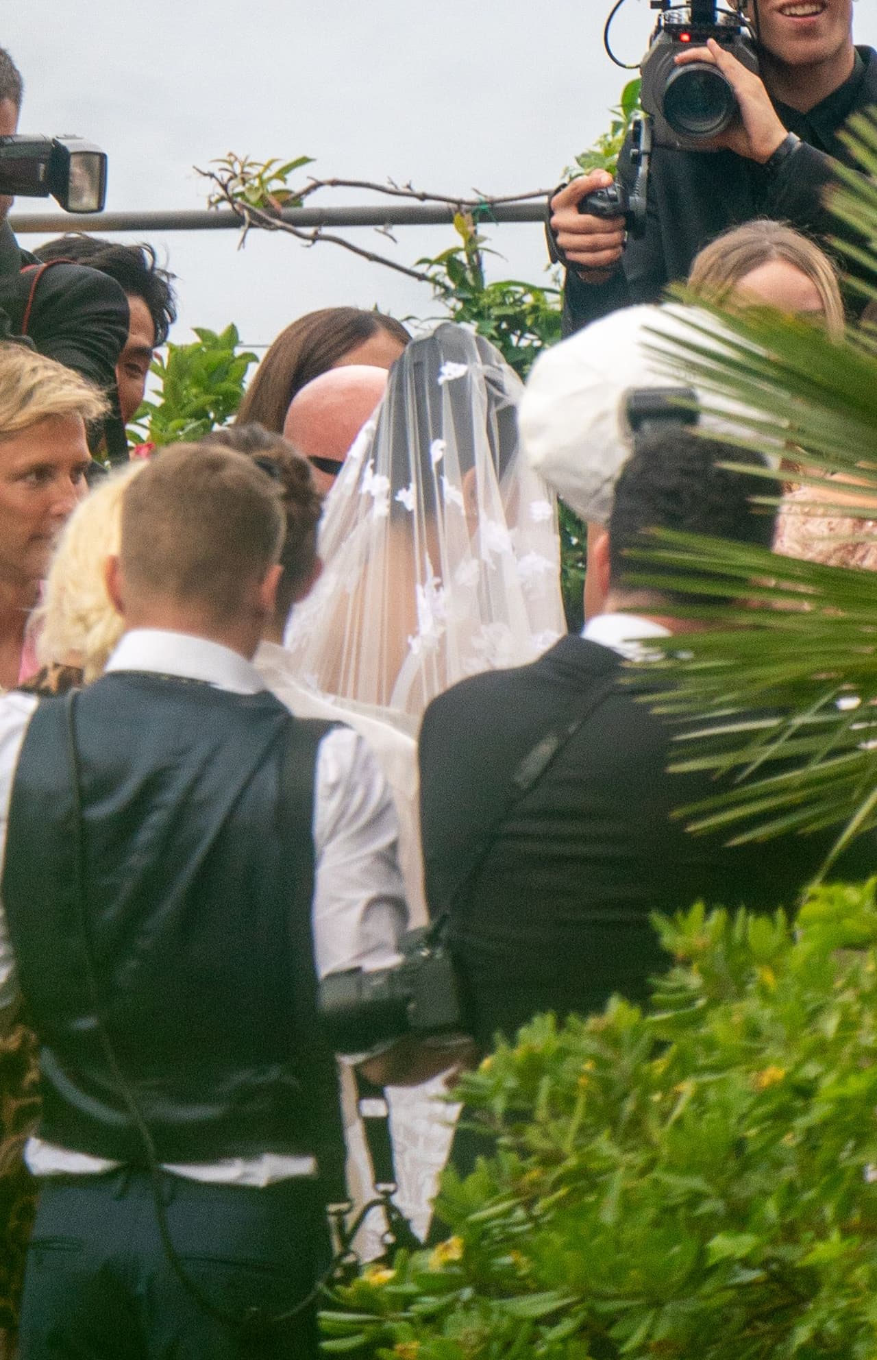 El legendario tenor de ópera
<b>Andrea Bocelli amenizó la boda</b> con su voz, reportó el portal de la revista People.
<br>