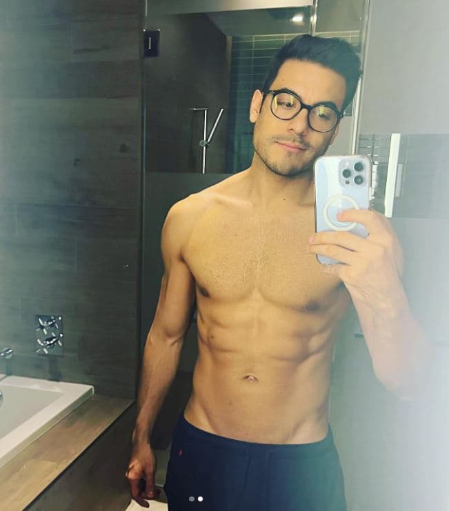 Su ‘six pack’, la línea V de la cadera, sus pectorales y en general su “cuerpazo”, como lo calificaron sus followers en Instagram, encantó a casi 600 mil personas; entre ellas su novia Cynthia Rodríguez. “Todo eso”, comentó.