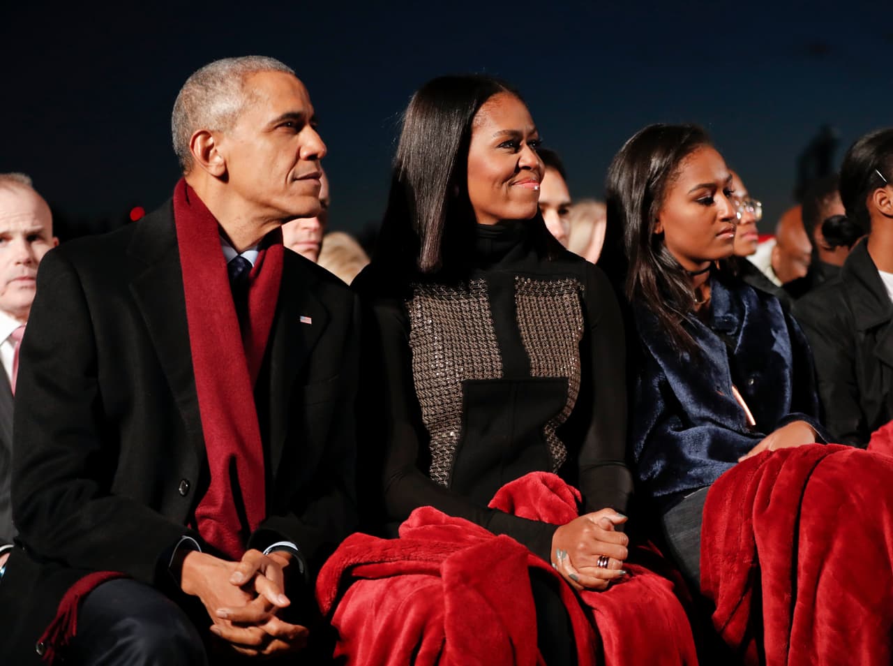 Con mantas rojas, la familia presidencial se abrigó para observar el espectáculo que marca el inicio de la Navidad en la Casa Blanca. (Foto de John Ernst/Reuters)