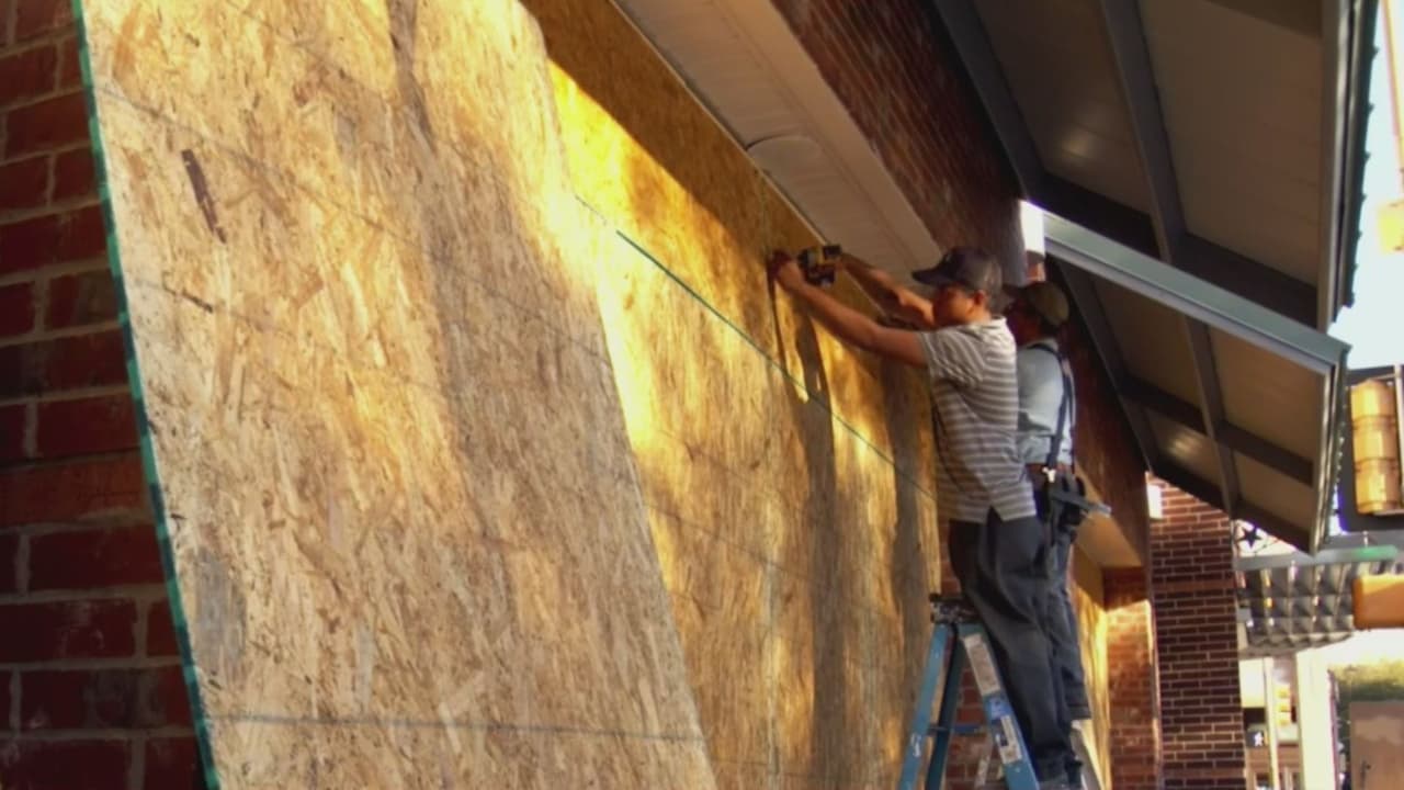 Negocios en Dallas aseguran sus fachadas con madera en caso de protestas por las elecciones