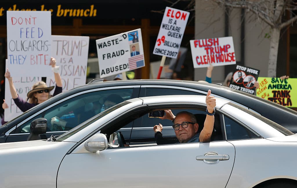 En Pasadena, conductores expresaron su apoyo a los manifestantes que complicaban las ventas en las empresas Tesla, que tanto se asocian con Elon Musk.