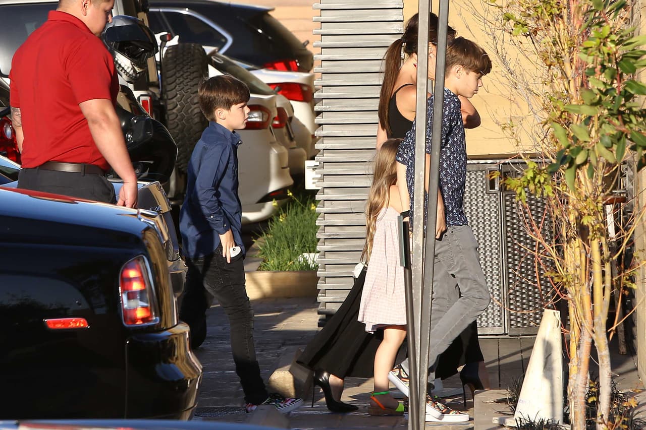 Aquí vemos a la ex Spice Girl caminando con sus hijos Romeo, Cruz y Harper.