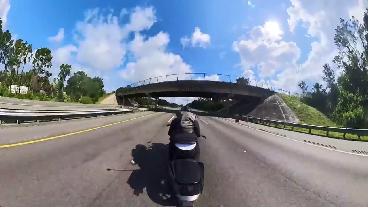 Cuando el tráfico se vuelve más denso comienza a cambiar de carril de una manera muy arriesgada.