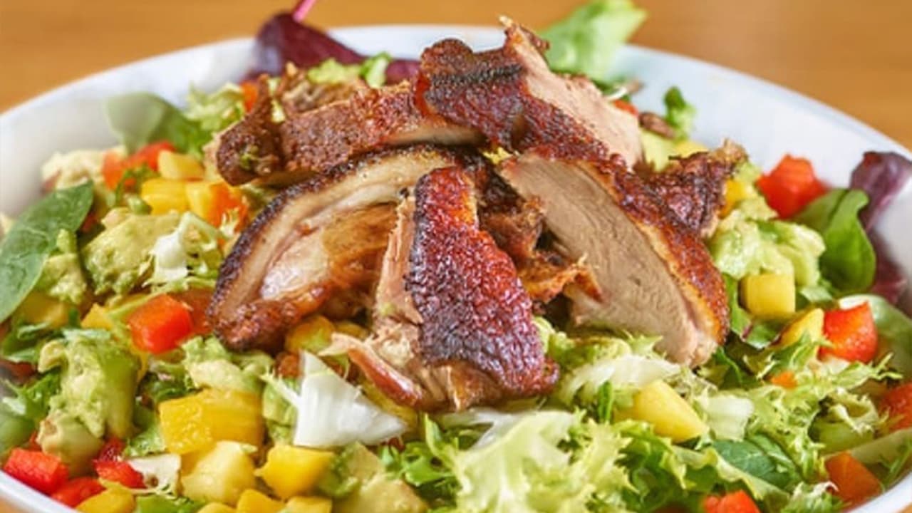 HS Green cuenta con unos 340 reviews en Yelp y según los comentarios de las personas tiene "excelente atmósfera". Además cuenta con un bar por si quieres tomarte unas copas mientras comes una buena ensalada.