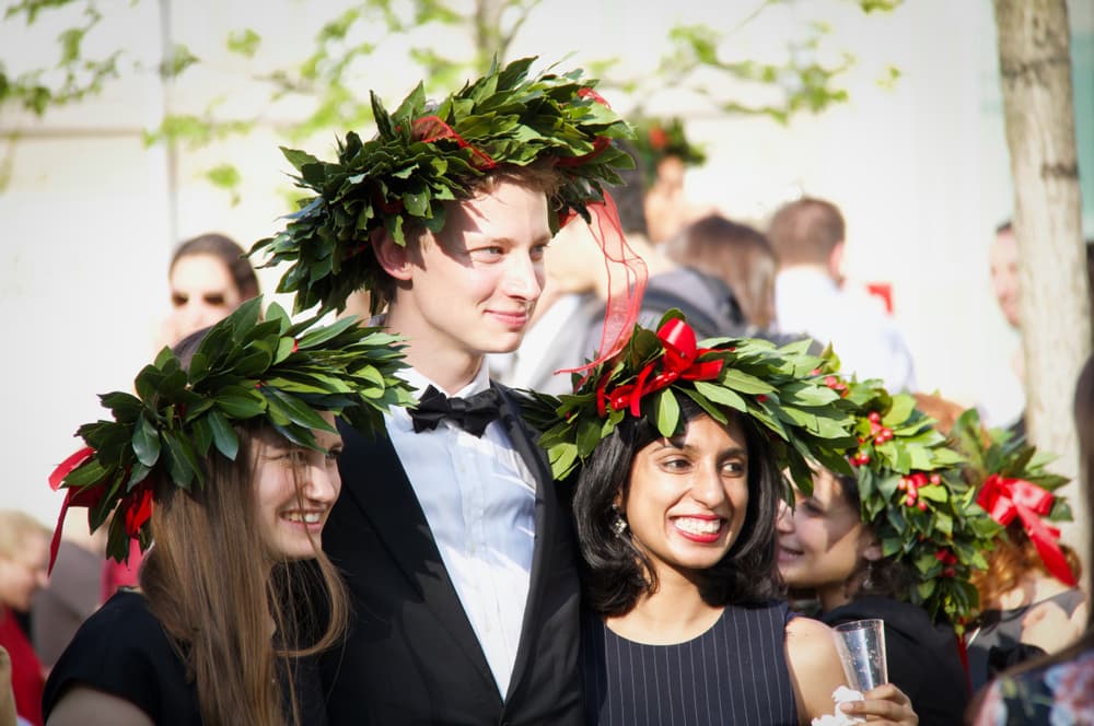Hasta nuestros días estamos acostumbrados a decir que una persona ha sido laureada o coronada de laureles cuando se le ha recompensado o premiado con honores por alguna buena labor o acción, y decimos que alguien ha obtenido laureles cuando nos referimos a premios o triunfos.