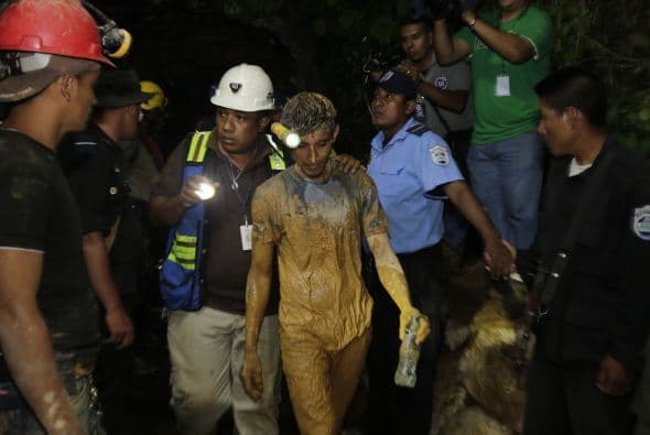 Ahí, los llamados “güiriseros” buscan, arriesgando la vida, nuevas vetas de oro para obtener ingresos.