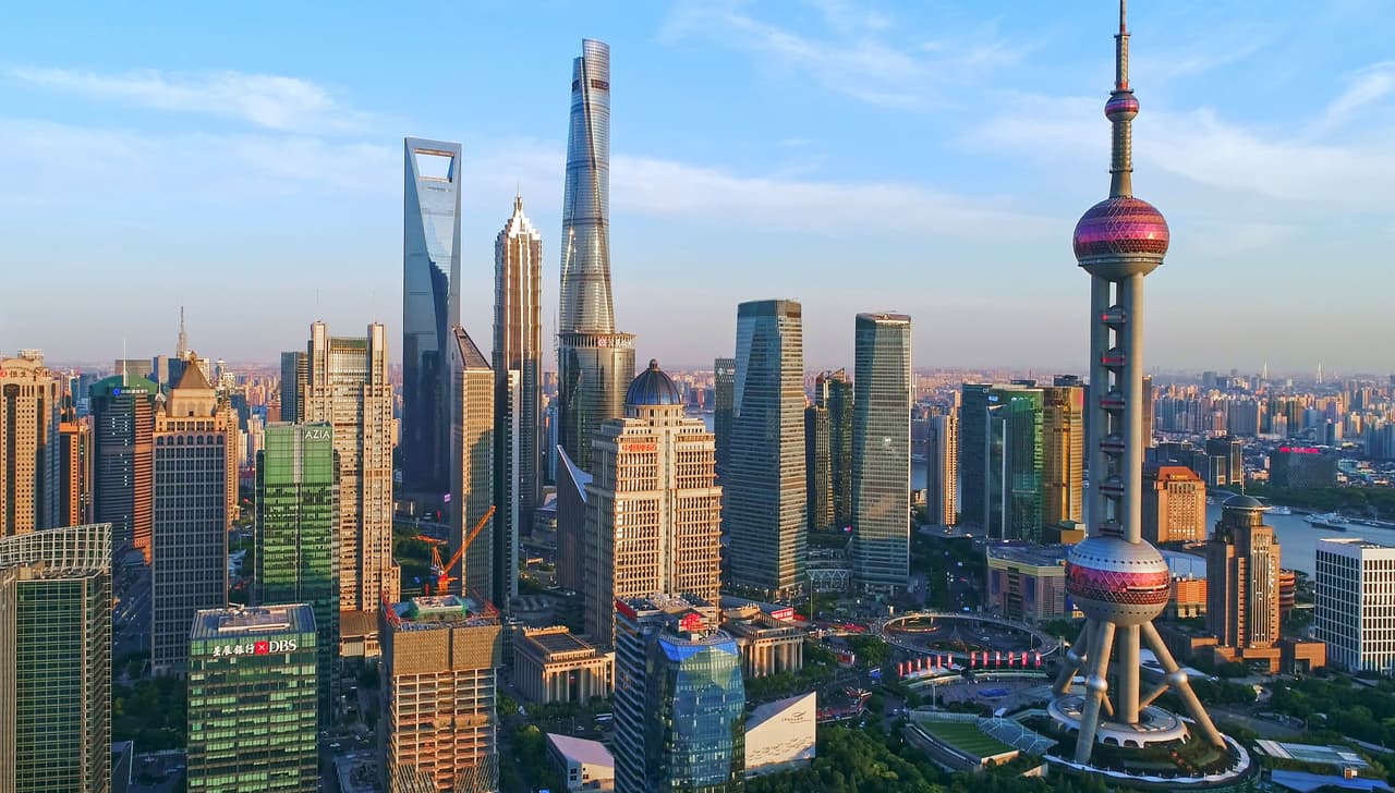 <h2 class="cms-H2-H2">4. Shanghai, China</h2>
<br>
<br>Shanghai es la ciudad más poblada de China (suma 24.8 millones de habitantes) y es también el mayor centro financiero de su economía. Los visitantes a esta ciudad produjeron ganancias por más de 29,690 millones de dólares durante el año pasado.
<br>