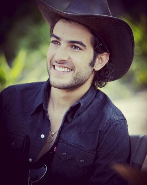 A
<b>Juan Pablo</b> le gustan las mujeres mayores, pues hace unos días se le relacionó sentimentalmente con
<b>Martha Julia</b>, actriz con la que compartió créditos en 'A que no me dejas'.