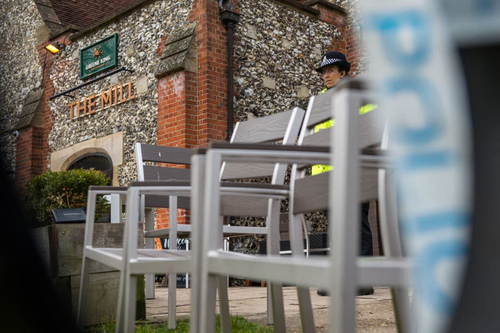 Sally Davies, médico en jefe de Inglaterra y asesora médica del gobierno británico, declaró que hasta 500 personas habían visitado el pub The Mill y el restaurante Zizzi desde el 4 de marzo cuando ocurrió el presunto ataque, y les recomendaba que laven sus ropas como medida de precaución.
<br>