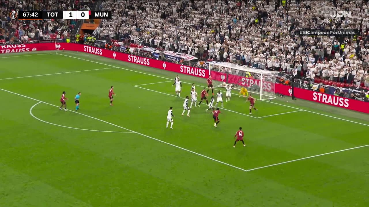 ¡Se salva el Tottenham! Micky van de Ven salva en la línea