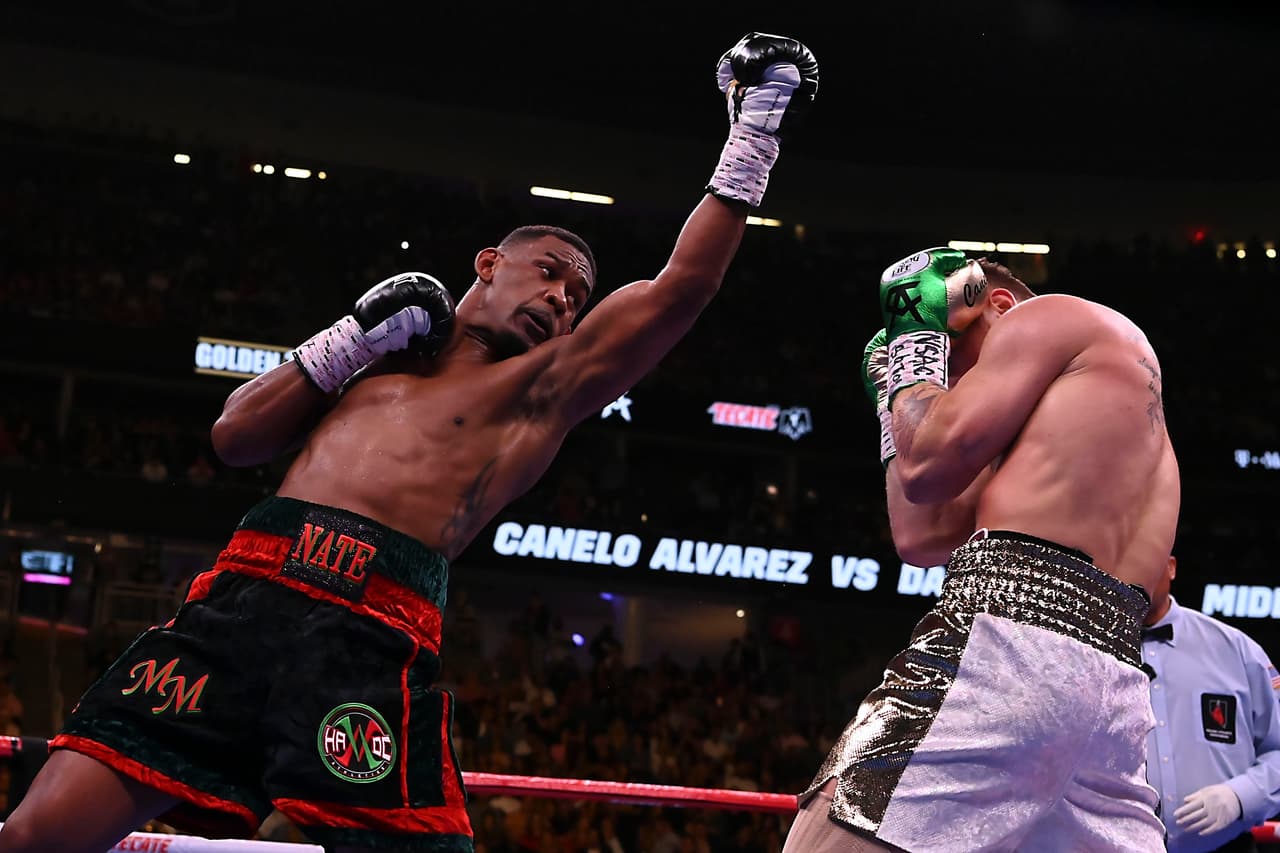 En el sexto round, Jacobs (izquierda) comenzó a tomarle la medida a la pelea e intentó hacer daño a Canelo.