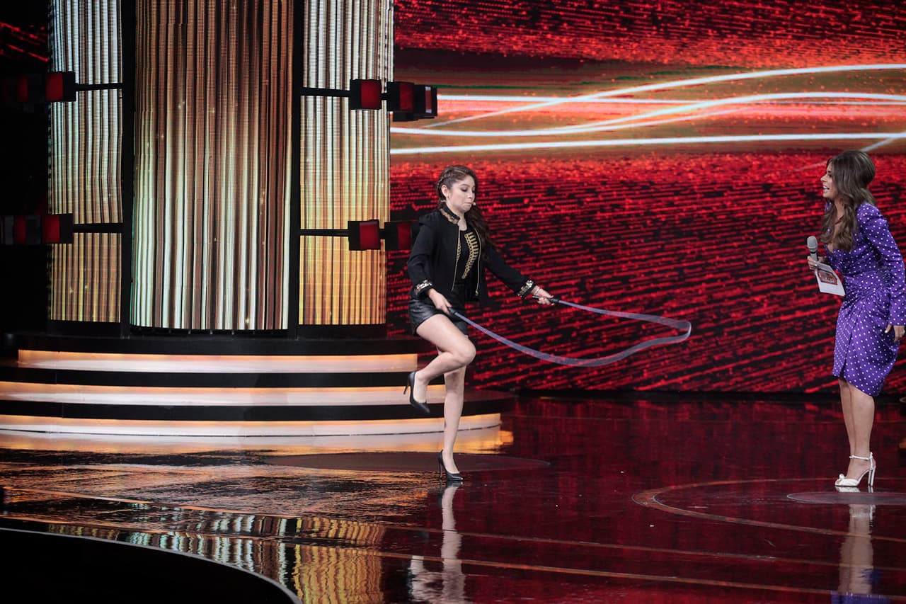 Recordando su niñez, la actriz y cantante comenzó a brincar la cuerda sin problema.