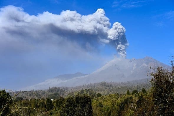 El viernes se registró una nueva erupción en el volcán Calbuco, uno de los más peligrosos de los 90 activos en Chile.