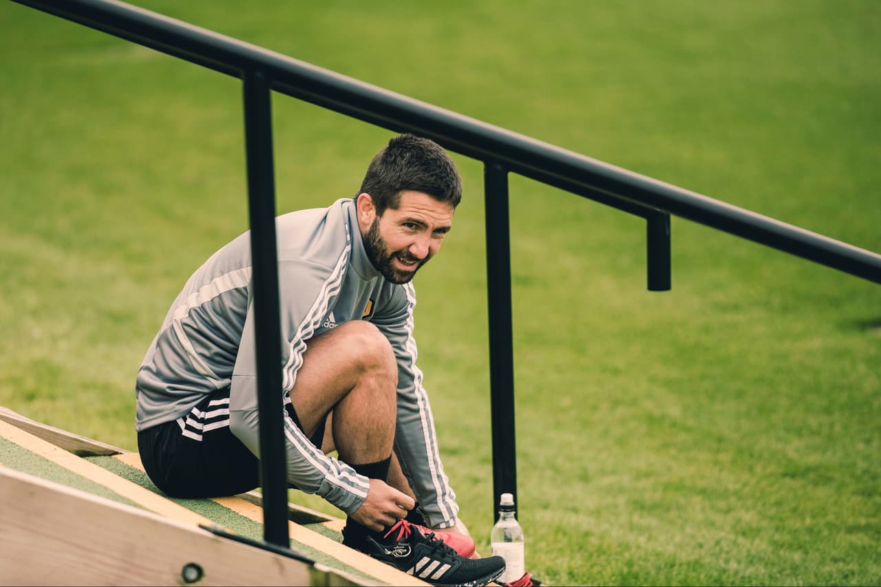 Joao Moutinho se amarra las agujetas y ultima los detalles para entrar a la cancha.