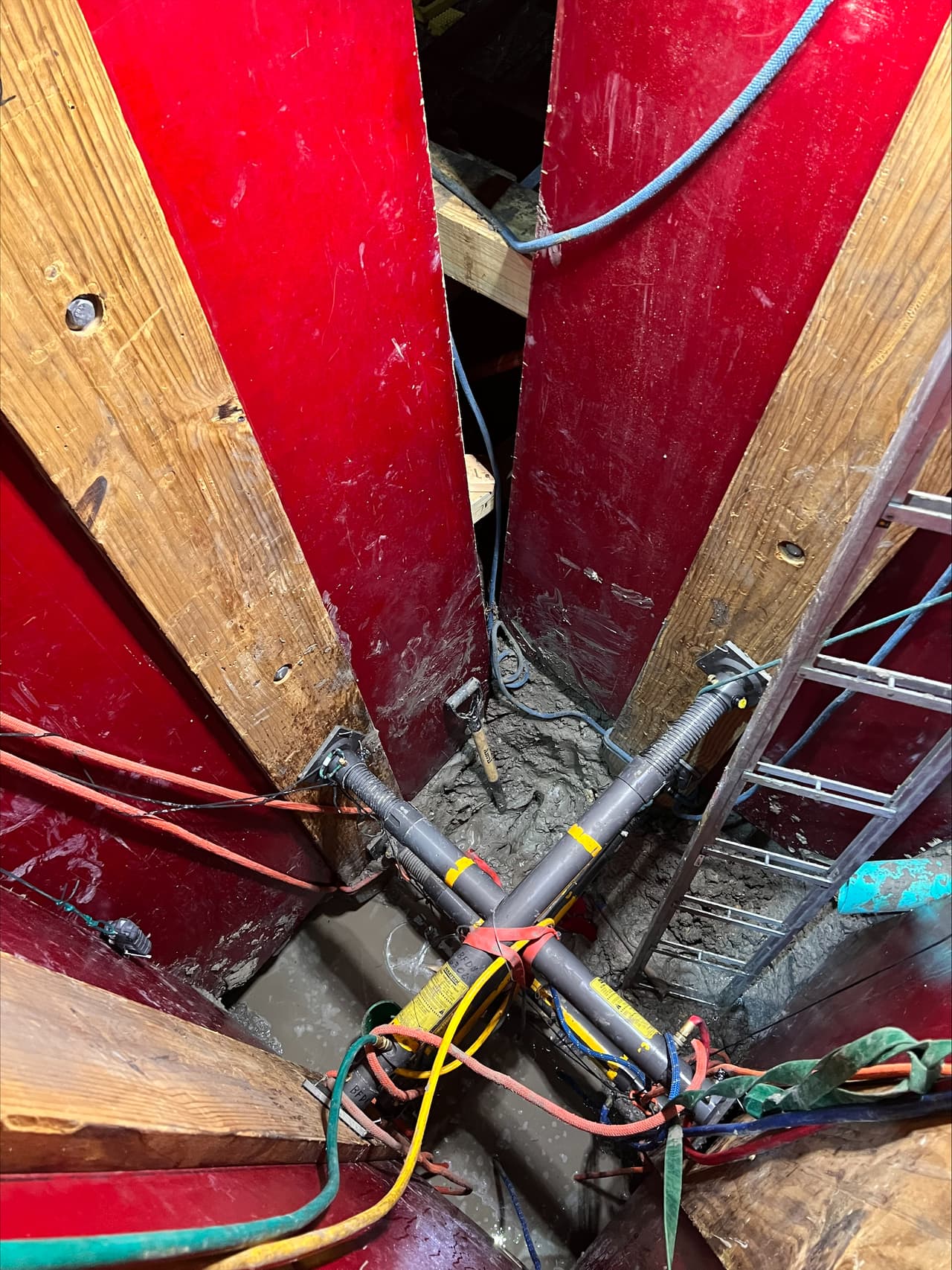 Los bomberos compartieron esta imagen que muestra la profundidad del lugar donde estaba trabajando la víctima, donde quedó atrapada.