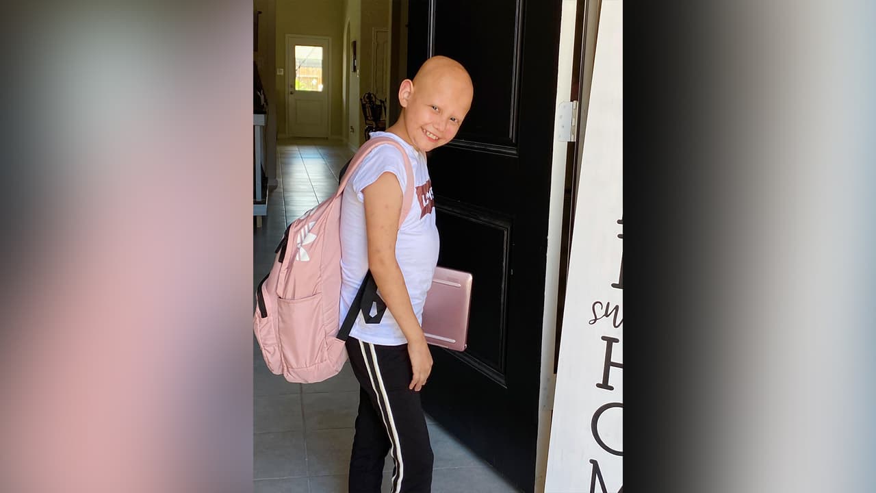 La pequeña
<b><a href="https://www.univision.com/local/houston-kxln/queria-que-los-doctores-ya-me-dejaran-volar-al-cielo-el-relato-de-una-nina-que-vence-al-coronavirus">Gigi Morél</a></b> que padece de una enfermedad que afecta su sistema inmune desde muy pequeña, siempre ha atendido a clases de forma virtual.