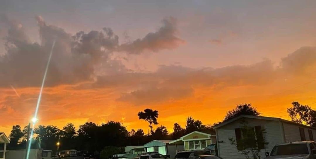El anochecer también nos tonó este espectacular tono naranja con algunas nubes en el cielo.