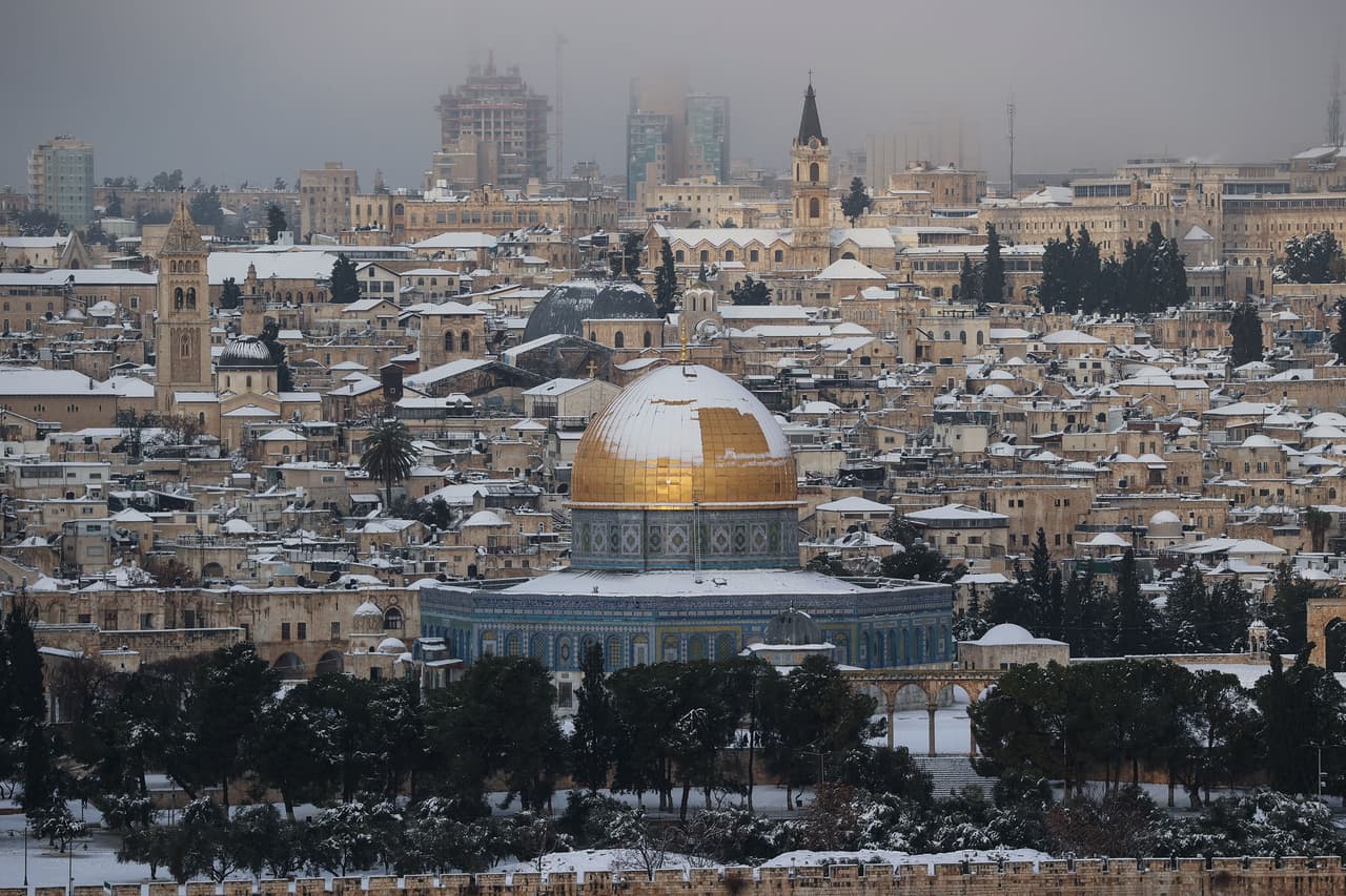 Una vista del Monte del Templo cubierto de nieve, allí se encuentran las mezquitas Masjid al-Aqsa y Kubbet'us-sahra.