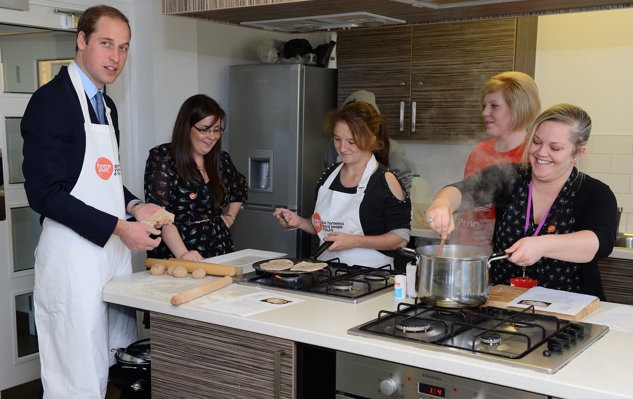"Soy el primero en admitir que 
<b>no soy un excelente chef</b>. La última vez que me permitieron entrar en las cocinas de The Passage, preparé unos espaguetis a la boloñesa", dice el príncipe en el libro, según reseñó el 
<b><a href="https://www.dailymail.co.uk/femail/article-8892203/Prince-William-shares-recipe-homemade-Bolognese-sauce.html" target="_blank">Daily Mail </a></b>este jueves 29 de octubre. 
<br>