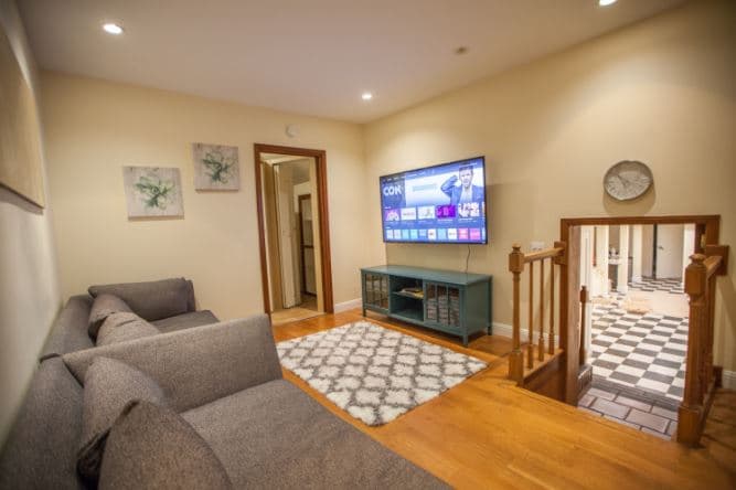 Un reporte reciente reveló que para rentar un departamento de dos recámaras a precio de mercado en San Francisco es necesario 
<a href="https://www.univision.com/local/san-francisco-kdtv/ganar-mas-de-120-000-o-tener-5-empleos-lo-necesario-para-rentar-un-apartamento-en-la-bahia-de-san-francisco" target="_blank">tener 5 empleos que paguen el salario mínimo</a>, o contar con un sueldo anual de más de $120,000.
<br>