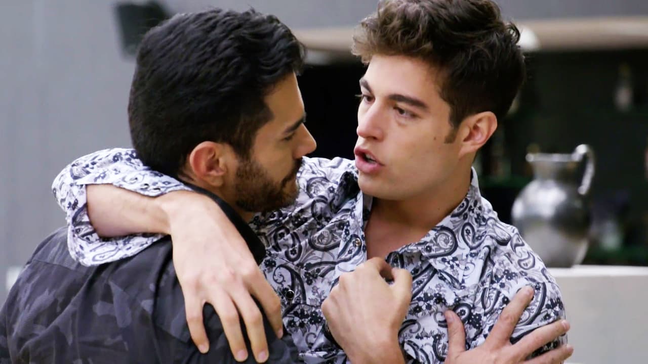 En el melodrama ha mantenido una férrea confrontación con su medio hermano 
<b><a href="http://www.univision.com/novelas/la-doble-vida-de-estela-carrillo/danilo-carrera-es-danilo-cabrera-en-la-doble-vida-de-estela-carrillo">Danilo</a></b>, con quien se ha peleado por proteger a Laura.