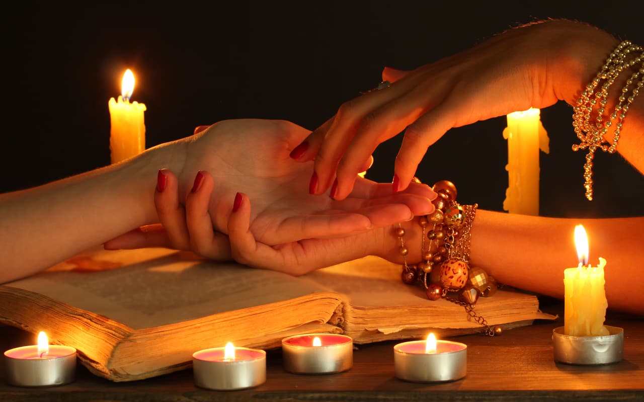 A lo largo y ancho de la palma de nuestras manos podemos encontrar diferentes tipos de líneas cortas y largas y dentro de esta técnica todas ellas tienen un significado.