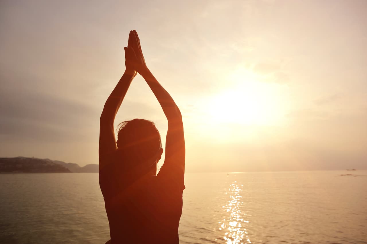 <b>Línea de la vida:</b> aparece en el espacio entre el dedo pulgar y el índice, indica nuestro equilibrio mental y salud en general. Para leerla se debe empezar por la base de los dedos y continuar hacia abajo hasta la muñeca. Conforme va avanzando, la línea indica a qué edad ocurrirán los hechos que se ven en ella.