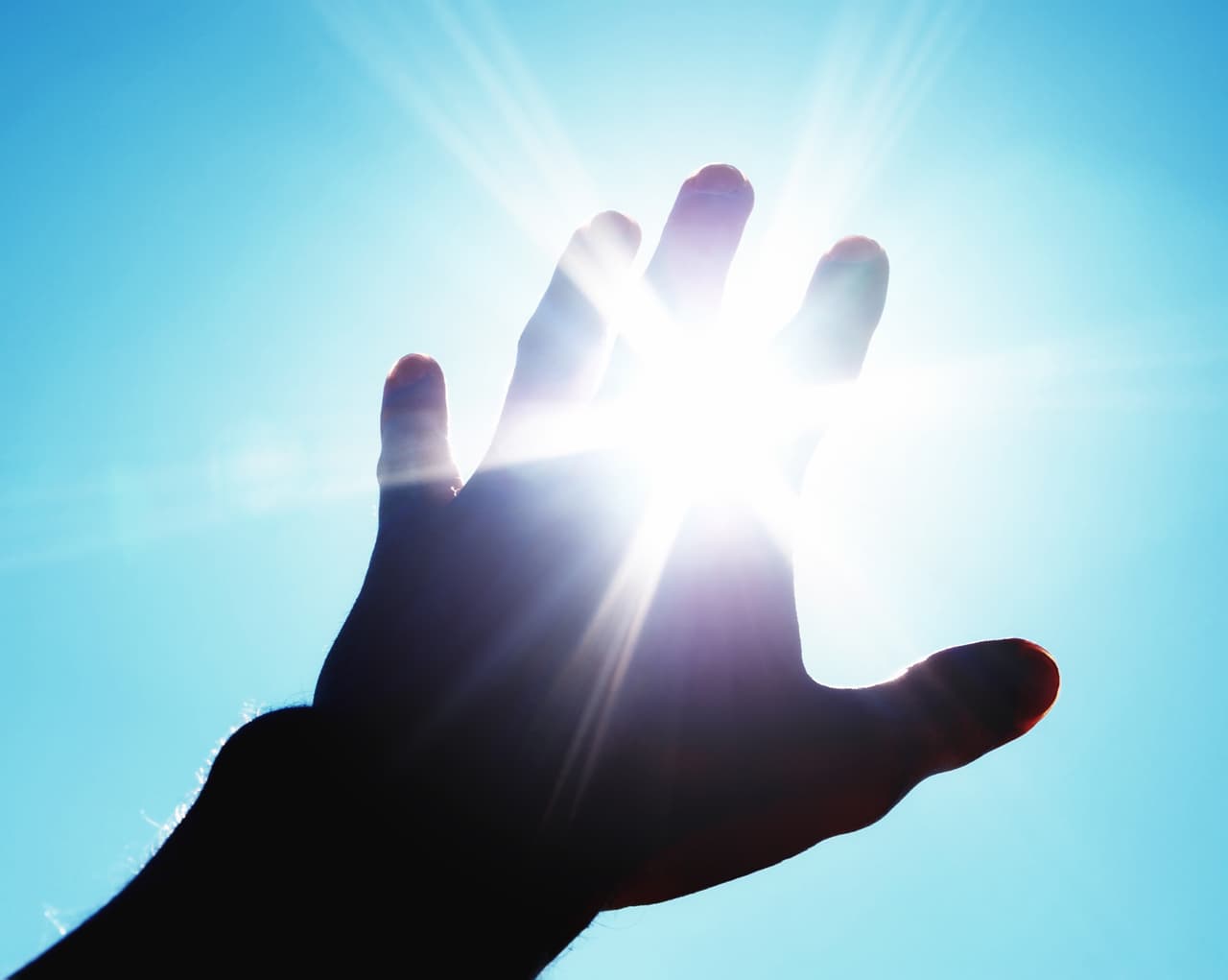 <b>Línea del destino.</b> Va de arriba hacia abajo y generalmente parte la mano por la mitad, atravesando otras líneas. Nos habla de aspectos profesionales, y materiales. Para leerla se recomienda contrastarla junto con la de la vida y el corazón. Hay que mencionar que muchas personas no la tienen, lo que también tiene un significado en la quiromancia.