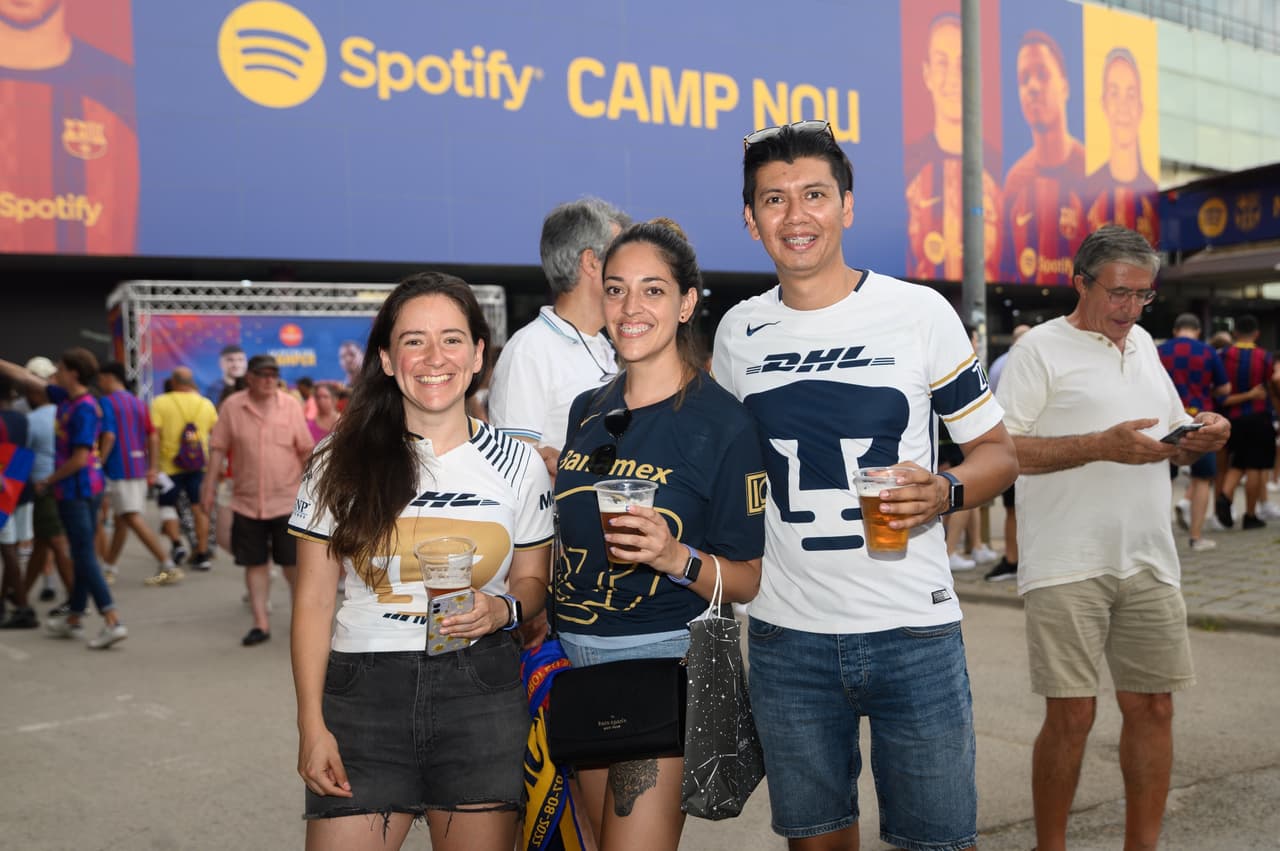 Aficionados de Pumas se hicieron presentes en el estadio Spotify Camp Nou.