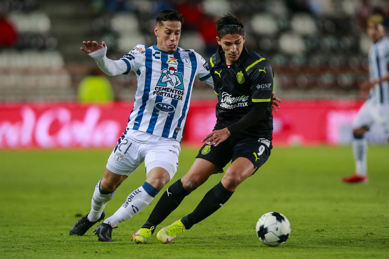 El Pachuca consiguió su segunda victoria del torneo tras vencer por 2-1 a las Chivas. Los Tuzos aprovecharon un grave error del 'Tiba' Sepúlveda y Raúl Gudiño para marcar el segundo tanto después de que Víctor Guzman hiciera el primero. Los rojiblancos reaccionaron con un gol de Ángel Zaldívar por la vía del penal, pero no fue suficiente.
