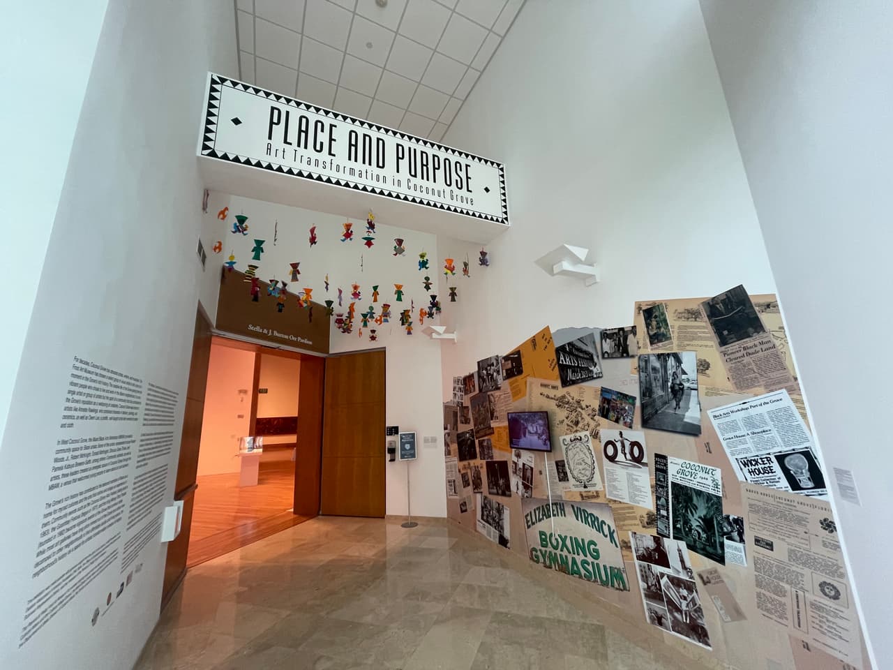En el segundo piso, se exhibe 'Place and Purpose' (Lugar y Propósito) que cuenta la historia de la transformación de Coconut Grove a través del arte. 
<br>