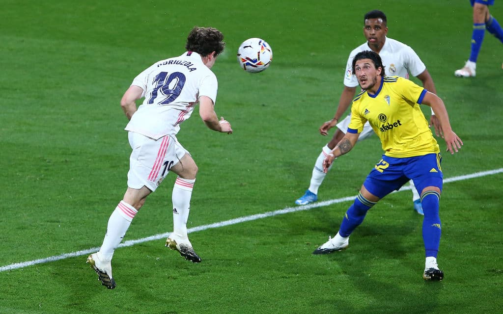 Con dos goles y una asistencia, Karim Benzema se echa el equipo al hombro y 'los blancos' vencen 0-3 al Cádiz en la jornada 31 del futbol español.