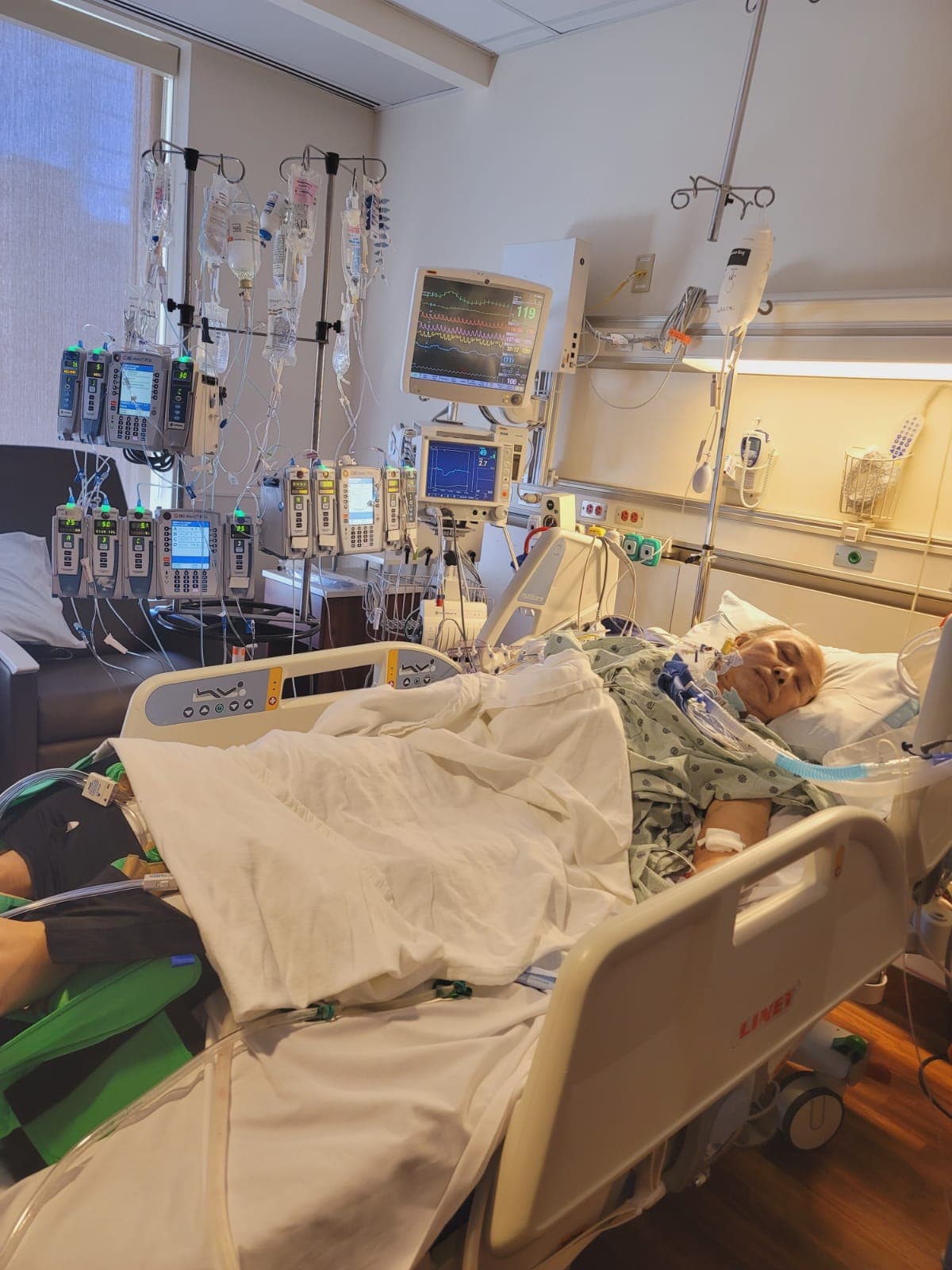 Después de dos meses con oxigenación por membrana extracorpórea (ECMO), permaneció conectado a un ventilador mientras sus pulmones luchaban por recuperarse. En múltiples ocasiones, se le dijo a la familia de Aquino que se despidiera definitivamente y comenzara a organizar su funeral.
<br>