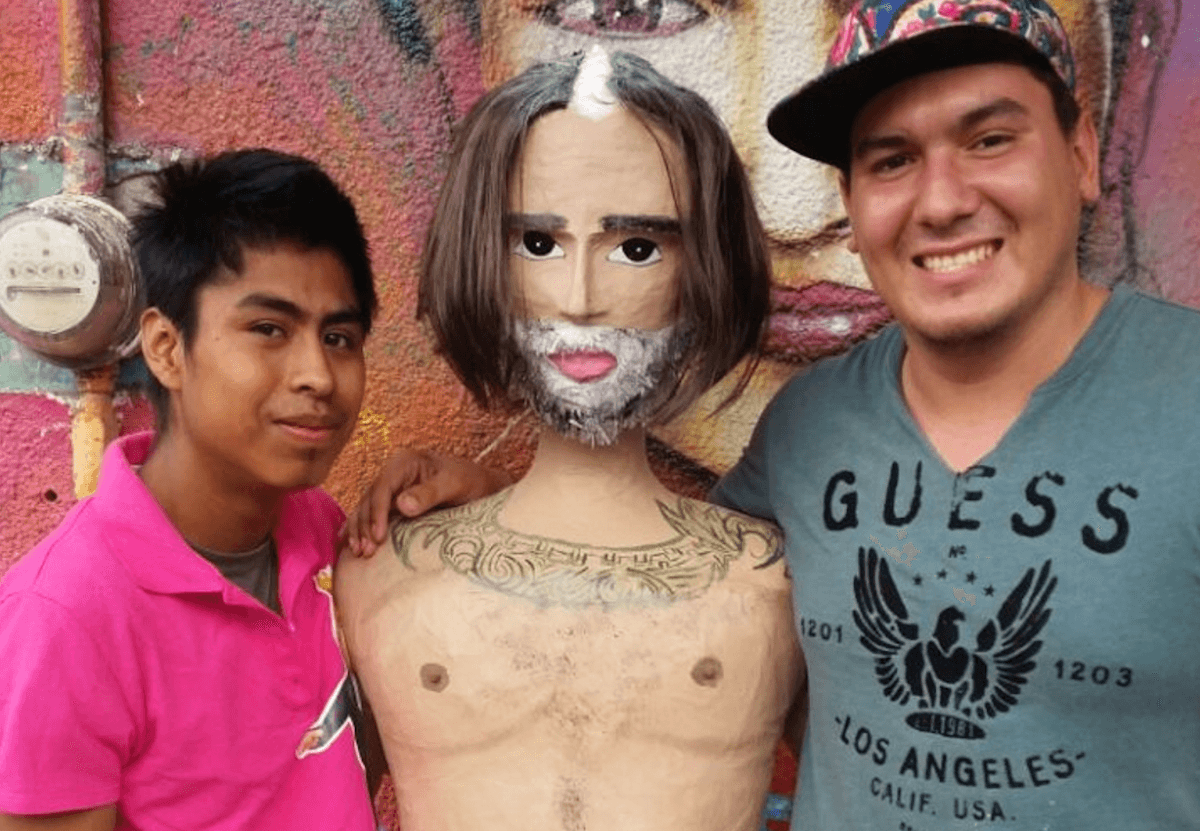 Conoce a los mexicanos que convierten memes en piñatas 