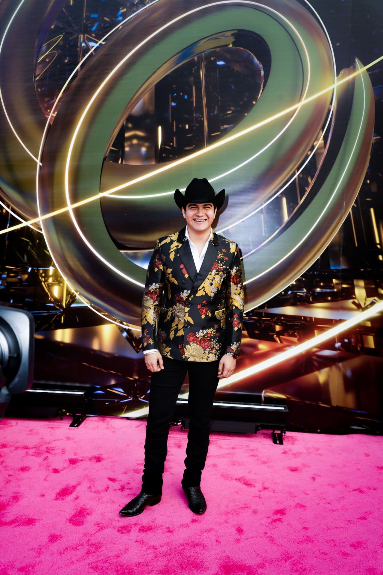 Ulises Chaidez se convirtió en el ganador al premio por Artista sierreño del año - Regional mexicano y con la canción 'Cómo no quererte' se llevó el de Canción sierreña del año.