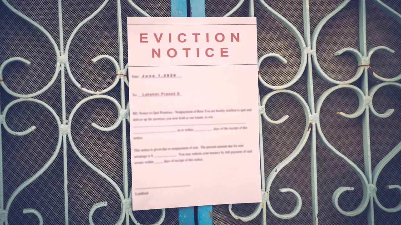 <h3 class="cms-H3-H3">Datos que ayudan a dimensionar </h3>
<br>En Texas, 
<b>1 de cada 7 inquilinos vive en riesgo de desalojo por atrasos en la renta</b>. En condados como Dallas y Harris (Houston), la tasa de desalojos es casi 
<b>el doble para familias hispanas que para el promedio estatal</b>. 
<br>Los desalojos representan no solo la pérdida de una vivienda: 
<b>estudios muestran que los niños desalojados tienen mayor riesgo de rezago escolar y problemas de salud mental. </b>
<br>Para los dueños, cada mes perdido sin pago 
<b>puede significar de $800 a $1,500 dólares en pérdidas, dependiendo del condado.</b>