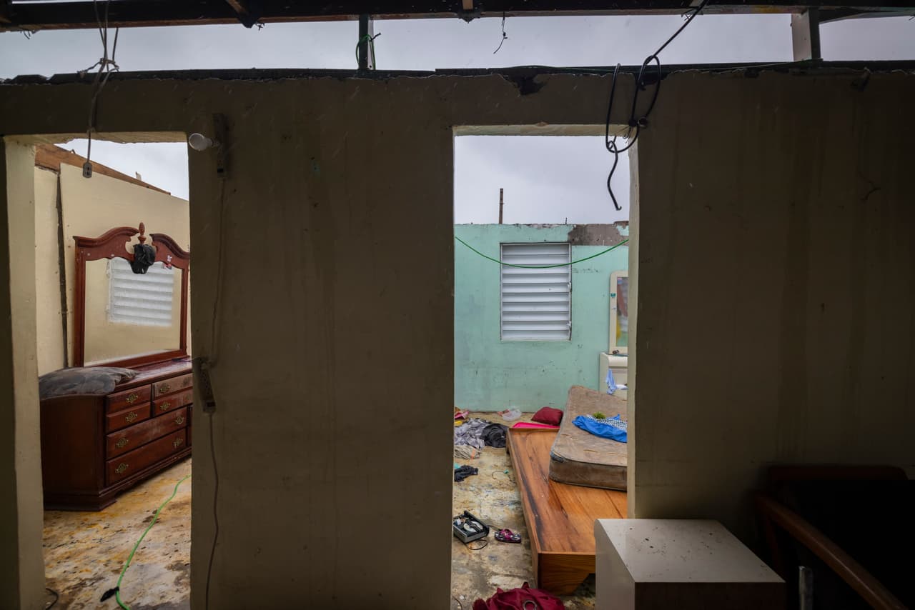 Una casa en Puerto Rico sin el techo por los vientos del huracán Fiona.