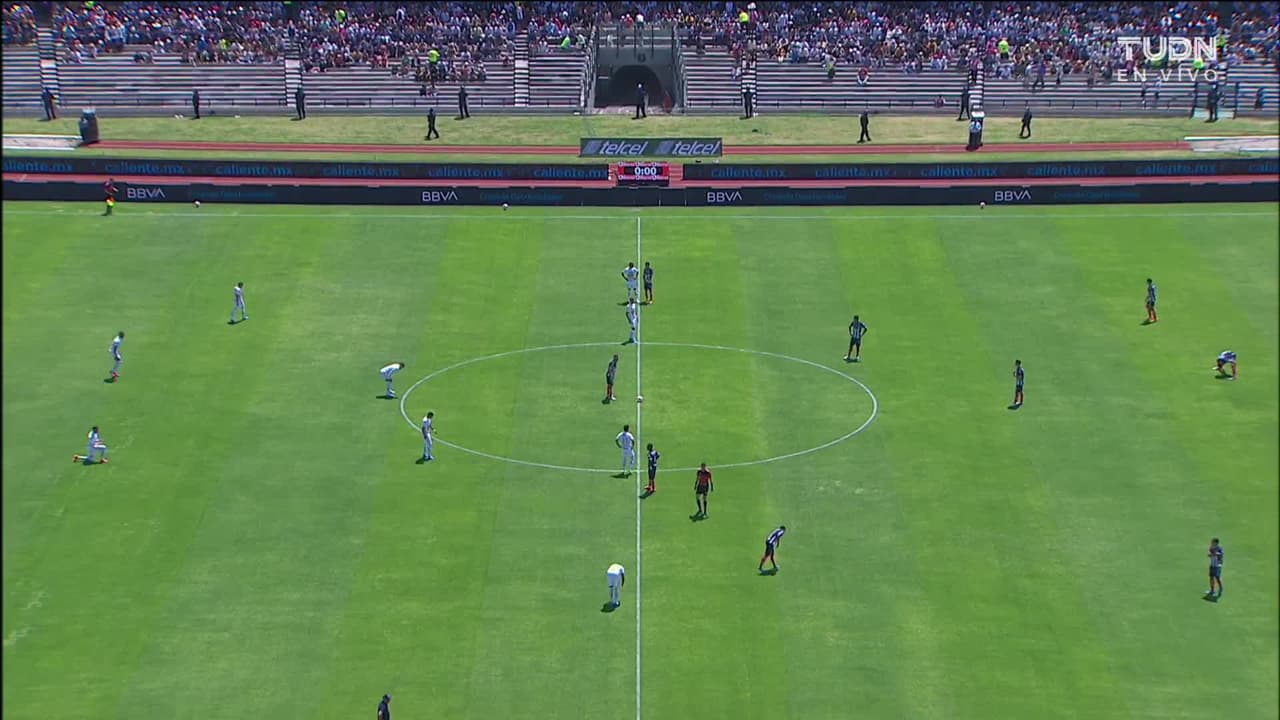 Arranca el partido y la pelota está en juego.
