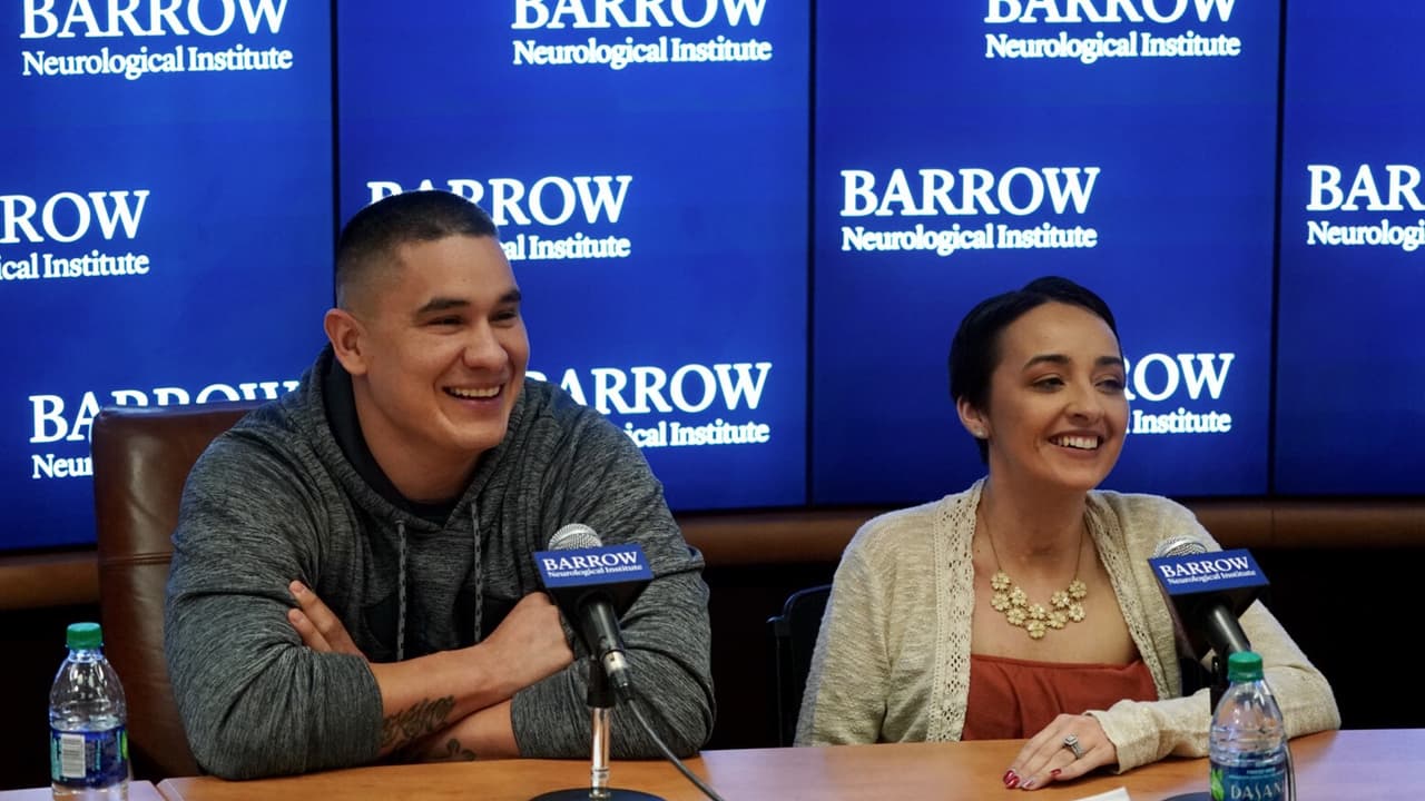 Jovanna y su esposo Frank en conferencia de prensa antes de salir del hospital en Phoenix.