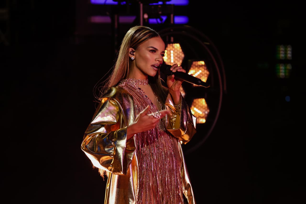 Leslie Grace musicalizó el último desfile de una de las seis concursantes.