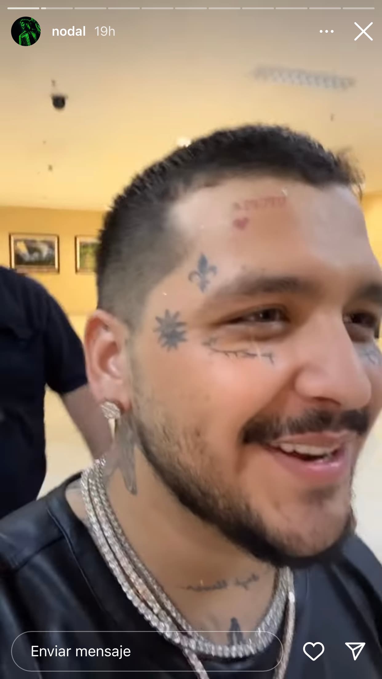 Nodal estuvo de gira por Costa Rica el pasado fin de semana para ofrecer un show. De hecho, el domingo 22 por la mañana subió un par de clips a Instagram en los que aún se le veía el tatuaje, el cual acompañaba con un pequeño corazón rojo.