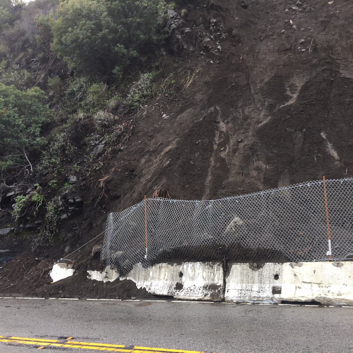 Mallas de contención en carreteras montañosas, y particularmente las afectadas por los incendios en California, fueron dispuestas por el departamento de transporte, con el fin de asegurar a los conductores y las vías.