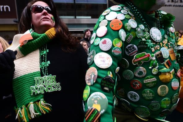 Vestir de color verde o llevar algún símbolo, como el trébol o alguna prenda que recuerde la herencia irlandesa se ha convertido en parte de la cultura estadounidense.